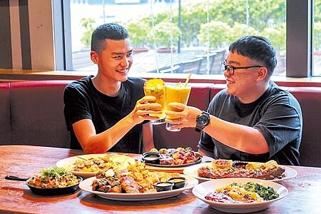 「友情大烤宴」炭烤料理全席,用了11款異國獨創醬料入菜。圖∕TGI FRIDAYS星期五餐廳