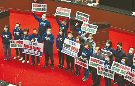 立法院25日開議並邀請行政院長蘇貞昌施政報告,國民黨團以開放日本福島5縣核災區食品進口為由揚言杯葛,經黨團協商後決定施政報告和總質詢延期,國民黨立委隨後在議場內高舉標語表達意見。(姚志平攝)