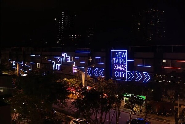 板橋縣民大道二段周邊建築物在去年12月完成整維工程,並在晚間點燈。圖/新北都更處提供