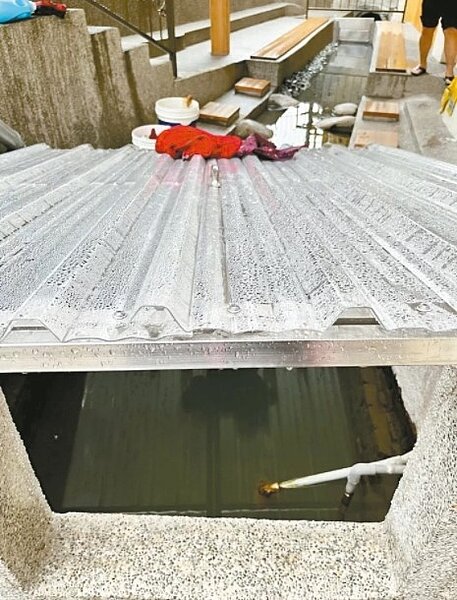 南投市龍泉井周邊近日整修完工,居民發現水井旁有缺口,恐釀安全疑慮。圖/聯合報