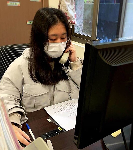 新北提供身處「高風險職場」、入境1年以上的移工母語電話關懷服務。圖／新北市勞工局提供