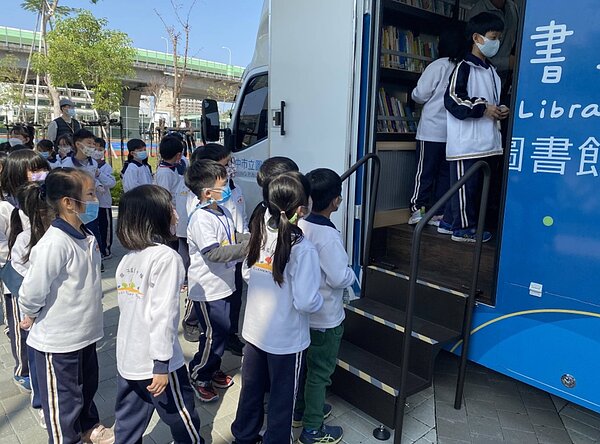 台中市首部以太陽能板供電的智慧綠能行動圖書車25日啟用。圖/台中市政府提供