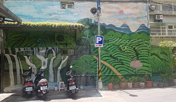 中和區德穗里運用資收變賣所得返還金建設鄰里,彩繪牆面美化環境。圖/新北市政府提供