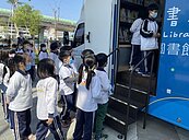 中市首部智慧綠能行動圖書車　載送圖書千冊提供手機借書