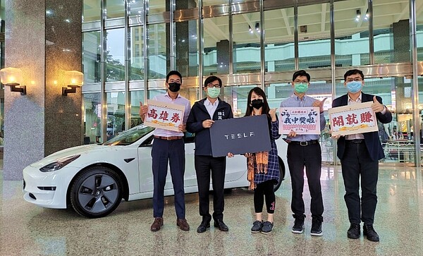 經發局表示,活動進入最後倒數兩個月,民眾可把握228連假到高雄賞燈看無人機,只要消費滿200元發票登錄就可抽獎,有機會抽中百萬特斯拉、iPhone13等大獎。圖/高雄市府提供