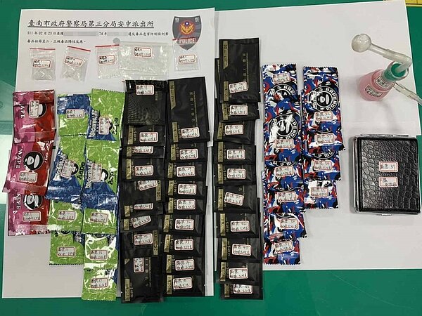 警方當場查獲林男涉持有安非他命5包計9.93克、毒咖啡包50包,合計289.23公克,以及使用過的安非他命吸食器和K盤等物。記者邵心杰/翻攝