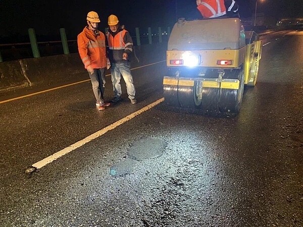 第一養護工程處中壢段預訂27日晚間10時起,封閉永安至觀音北上路段及永安處入口匝道辦理方正刨除修復作業。圖/第一養工處提供