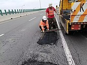 重車惹的禍？　春雨綿綿台61線道路坑洞重災區