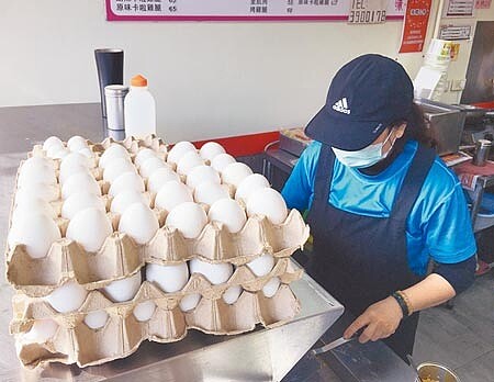 俄烏戰火讓原本高漲的飼料價格雪上加霜，原本預估缺蛋荒4月中緩解，現在恐怕要延後到5月才看得到了。（本報資料照片）