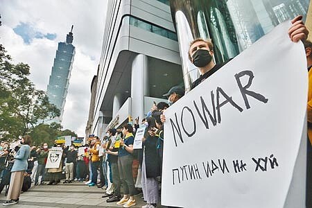 近百名來自烏克蘭、俄羅斯等的民眾26日聚集在莫北協駐台代表處前,抗議俄羅斯入侵,並聲援烏克蘭人民,高喊「stand with Ukraine」。(杜宜諳攝)