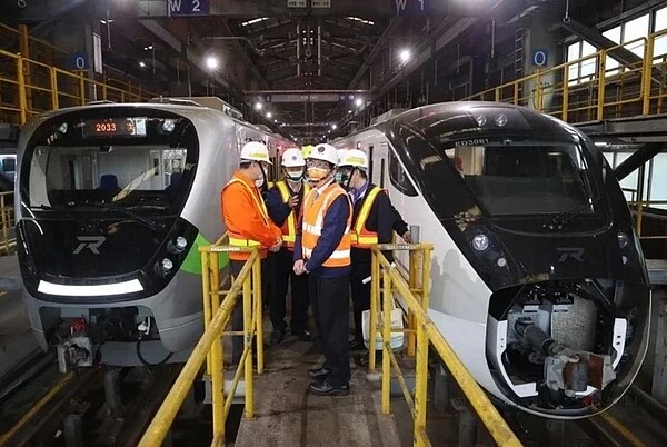 台鐵「最美區間車」EMU900型電聯車(左)和全新自強號EMU3000型城際列車(右)近來陸續投入營運,卻在上路後爆出不少缺失。圖/聯合報
