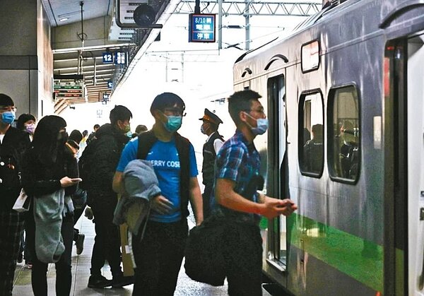 台鐵電聯車司機進站時需依照乘載車廂對應月台上的停車標示,由於每個車站標示不同,經常造成混亂,司機員希望能夠同一標示,圖為左營新站上行月台。圖/聯合報