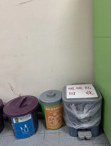 台中市環保局去年公告暖暖包試辦回收,將近一萬包暖暖包用於廚餘區除臭,效果良好。圖/台中市環保局提供