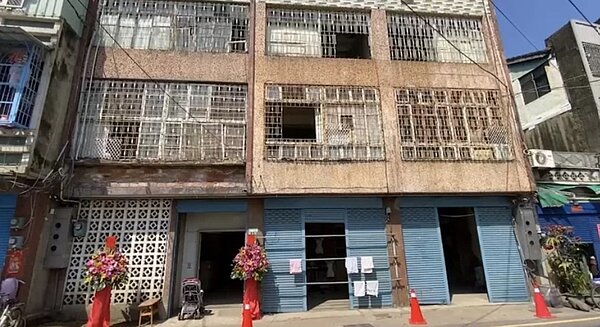 嘉義縣大林鎮成都旅社鄰近火車站，荒廢至今，日前由范姓鎮民買下，獲得文化部「私有老建築保存再生」500萬元補助，昨動工修繕。圖／聯合報