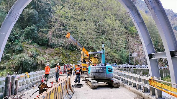 台8線臨37便道17.2公里處、德基路段橋梁，21日有大塊落石從300公尺高處俯衝而下，造成橋面多處貫穿。圖／公路總局提供