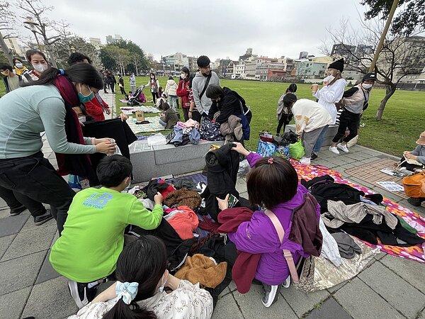 新竹市環保局與民間社圖合作,今天下午在大湳雅公園舉辦首場免廢市集,不少人帶著自家不要的衣物、玩具等物品「邊野餐邊擺攤」,場面熱絡。記者張裕珍/攝影