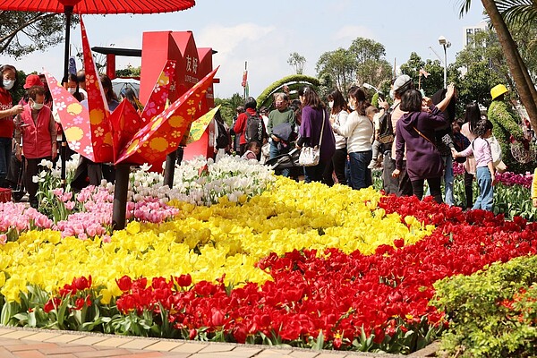 台北士林官邸花展吸引大量賞花人潮,不少民眾拿著手機與色彩繽紛的鬱金香合影。記者許正宏/攝影