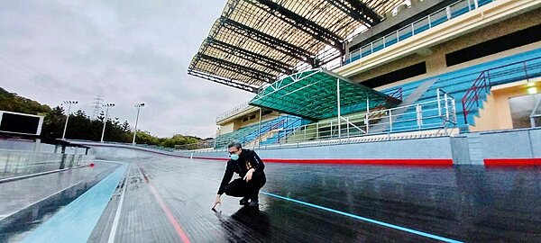 全國唯一UCI認證木質賽道,運動局長視察清水自由車場賽道養護。圖/台中市政府提供