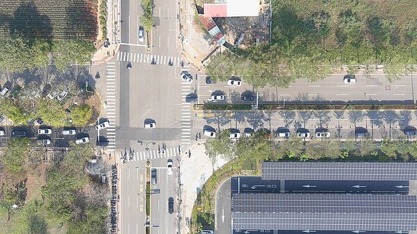 交通局於連假期間針對高鐵台南站、Outlet周邊路段及主要停車場加強壅塞監控。圖／台南市政府提供