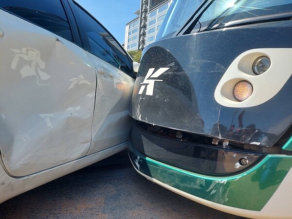 高雄輕軌27日中午12點43分輕軌從C7軟體園區站開往C6經貿園區站,在台鋁路口與違規左轉汽車發生擦撞。記者林巧璉/翻攝