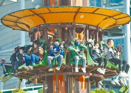 27日是228連假第2天,全台各地天氣放晴回暖,不少民眾至台北兒童新樂園搭乘園內遊樂設施,開心享受歡樂假期。(陳怡誠攝)