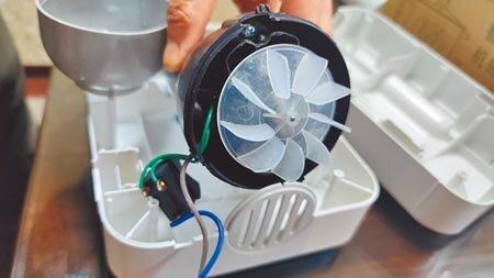 台灣電器業者從網拍購買低價烘被機,發現不但沒有電檢標誌,用料也相當粗劣。(賴佑維攝)