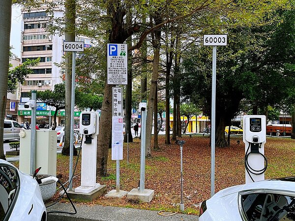 台中市充電車格經常被占用，市府祭出累進費率，避免有需求者無處充電。圖／中市府交通局提供