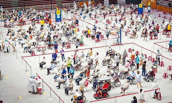 屏縣兩次疫苗施打烏龍,1名7旬老翁皆在列,所幸無大礙,民眾直呼「可以去買樂透」。示意圖/屏縣府提供