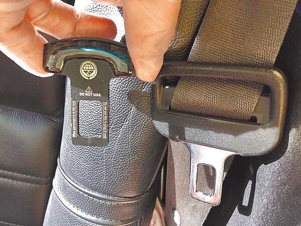 去年12月發生在台北市水源快速道路的死亡車禍,駕駛因使用消音扣,導致事故後駕駛受到嚴重的撞擊,圖為事故當時車內照片/警方提供