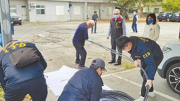 來自北部的竊盜電纜集團昨因竊取蘇花改仁水隧道的電纜線遭警方逮捕,並在車上起獲長度約500多米,市價約12萬元高價的通電用紅銅線。圖/新城警分局提供