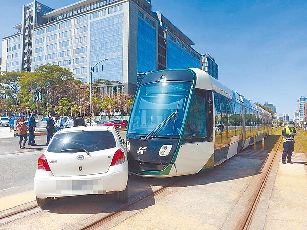 輕軌列車遭欲右轉的自小客車擦撞，維修換新金額恐達百萬以上。圖／高捷公司提供