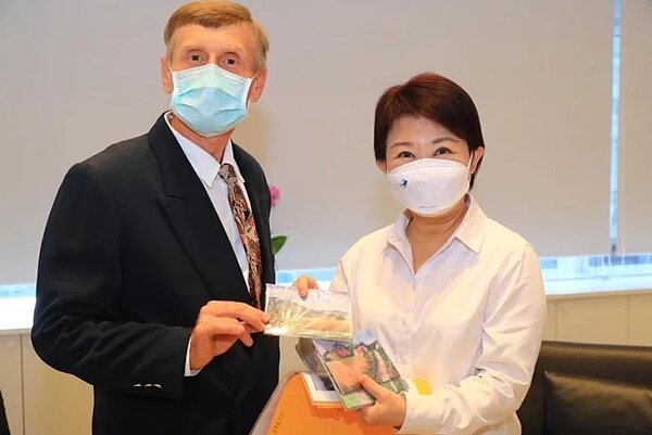 台中市長盧秀燕(右)會晤烏克蘭畫家伊凡·葉何羅,期盼戰爭止息,為烏克蘭祈禱。圖/取自臉書