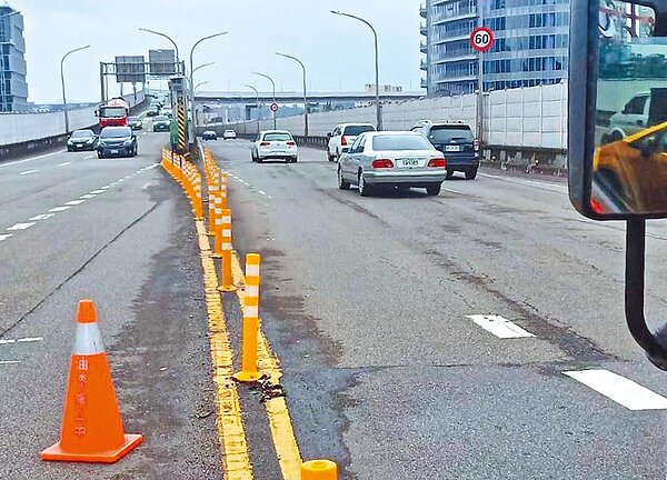 台北市環東大道年初發生多起逆向事故,甚至有重機騎士當場殞命,引發社會矚目,台北市議員李明賢直斥路面標示不夠友善,呼籲增加分流設備和導引標示。圖/李明賢提供