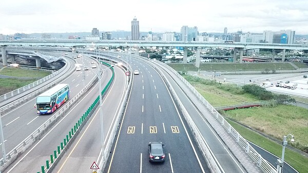 新北養工處將於3月1、4、5、7、8日五天,每天凌晨0時至上午6時辦理新北環河快速道路三重至板橋段LED燈具更換工程,屆時也將輪流封閉部分匝道,請用路人配合義交指揮進行改道。圖/新北工務局提供