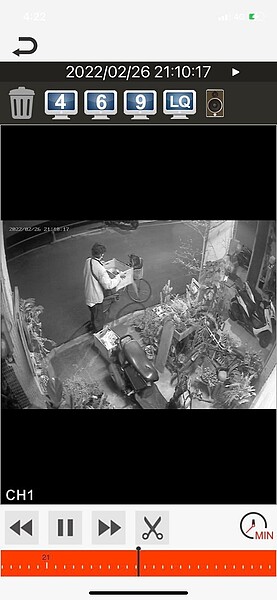 有名嘉義市民將洗過的木箱、絕版玩具及沒拆封過的衣服放在門口卻不翼而飛,調閱監視畫面才知道疑被路人當作資源回收物拿走。圖/翻攝自臉書