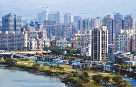 財政部考量對持有多屋者訂定全國一致差別稅率衝擊層面甚廣，且易衍生爭議，決定不推動囤房稅修法。圖為大台北地區房地產。（本報資料照片）