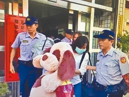 新南向政策，反而讓許多東南亞籍女子來台賣淫。圖為北市警方曾破獲應召站，將越南籍女子移送收容等候遣返。（本報資料照片）