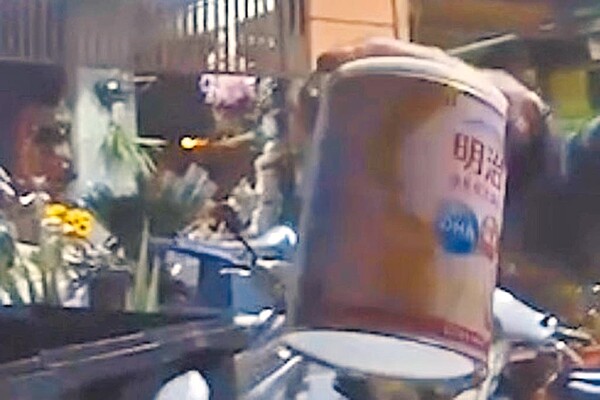 台中市警方日前接獲外送平台服務員報案稱數筆訂單異常,全都是以不同訂購帳號購買奶粉,並於訂單欄位備註指定送達相同地點。(民眾提供/馮惠宜台中傳真)