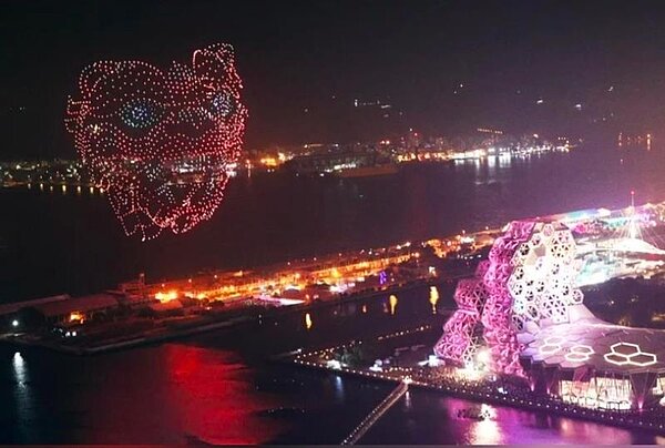 2020高雄燈會閉幕,明年2023年台灣燈會將移師台北市舉辦,圖為今年高雄燈會「聚光台灣 虎星高照」無人機展演。圖/聯合資料照片
