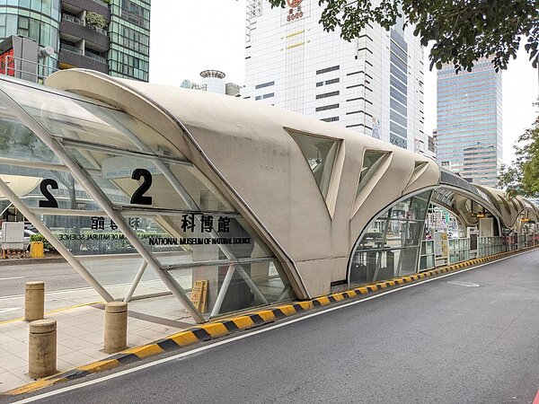 國立自然科學博物館與台中市交通局合作,認養臺灣大道公車專用道「科博館站」雙向候車亭。圖/台中市政府提供