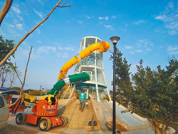 苗栗通霄鎮新生公園近期正改建親子公園，疑似有工人擅自開放溜滑梯給外送員試溜，縣府水利處指出，若查證屬實將對廠商開罰。圖／翻攝照片