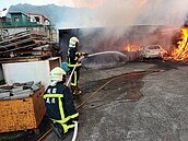 桃園復興鐵皮工廠濃煙大火　3汽機車變廢鐵、遊客觸目