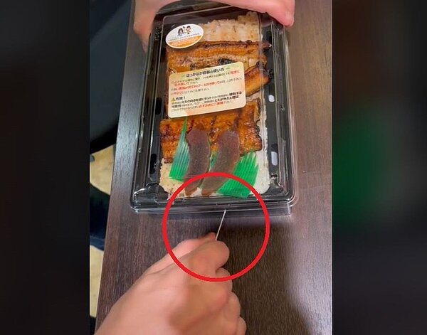 超商便當「多一條線」你看過嗎?神奇用途曝光讓網友驚呼連連。 圖擷自影片