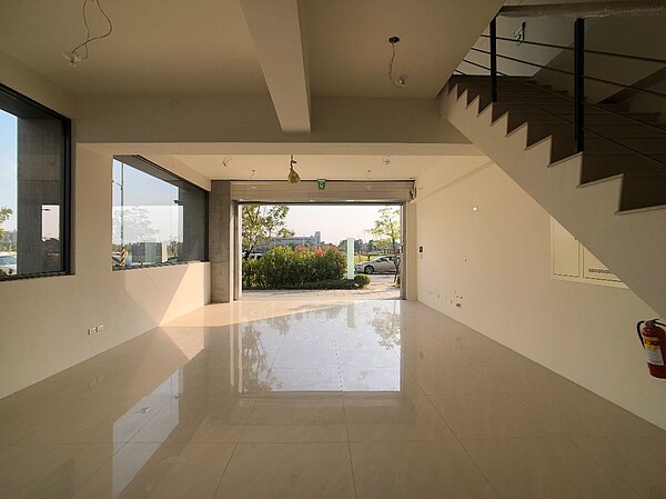 南鐵地下化專案照顧住宅13戶未登記店舖,即日起公告標租。圖/台南市都發局提供