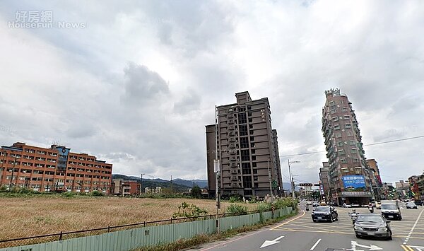 基隆「光明安居」社宅案,預計2023年6月開工、2026年完工,房型比例套房、二房、三房為5:3:2,總戶數約450戶。圖/google map