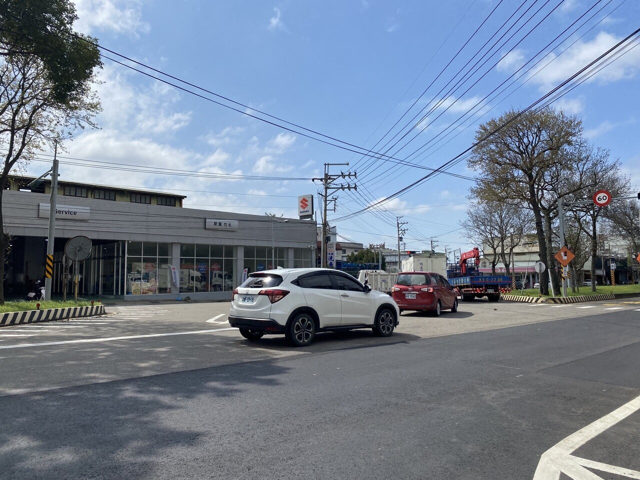 新竹縣竹北市台1線中華路與鳳岡路一段交會口,因現有號誌與標線設計,北上車等待左轉鳳岡路儲車空間小,排隊車輛易堵住直行車。記者巫靜婷/攝影