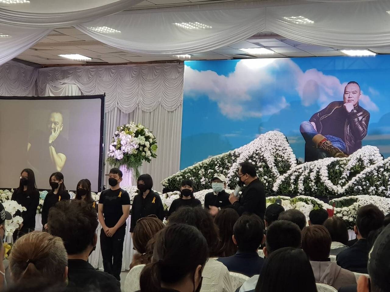 明金成告別式，親友答禮，遺孀Patty（右三）神情哀戚。記者杜沛學／攝影 