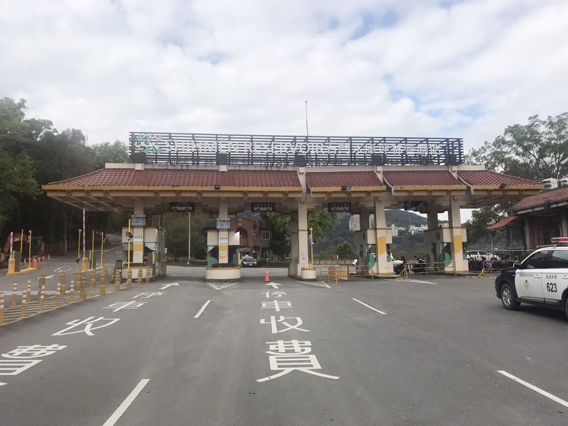 桃園市石門水庫入園車輛停車費4月1日起調漲，入園車輛改採電子感應辨識收費。記者曾增勳／攝影 