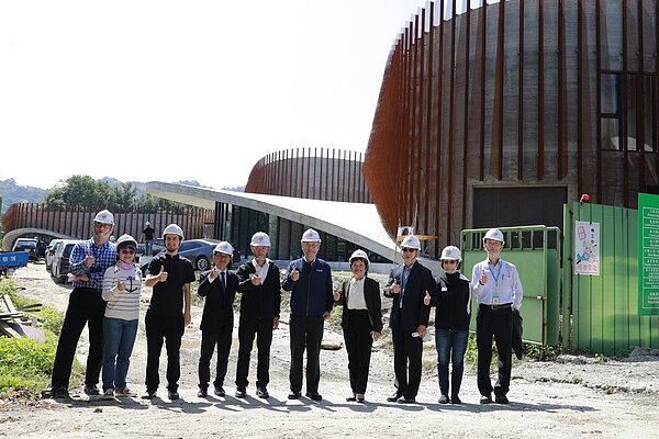 新北市政府工務局接受中央委託興建「台北氣象站合署辦公廳舍」,1日完成外牆第345片耐候鋼節能板安裝,全部工程力拚今年8月完工。圖/新北工務局提供