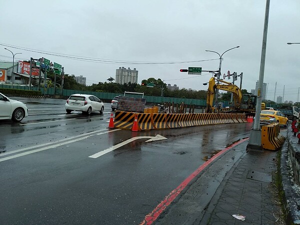 抽水站施工區域位於新店區環河路與中正路交叉口周圍,但受限地下管線影響,過路箱涵必須採明挖方式進行。圖/新北市政府提供